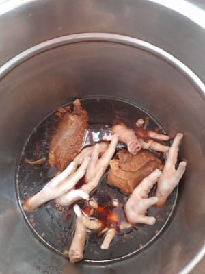 Después de 1 hora, agregue las patas de pollo, cocine durante ±30 minutos o hasta que estén tiernas, revuelva y luego cubra nuevamente.