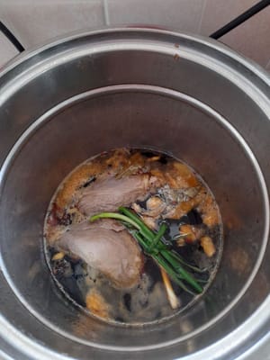 Agregue todos los ingredientes, excepto las patas de pollo y el tofu, hierva durante ±1 hora o hasta que estén tiernos, luego cubra nuevamente.