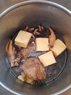 Añade el tofu, revuelve y tapa nuevamente durante ±20 minutos.