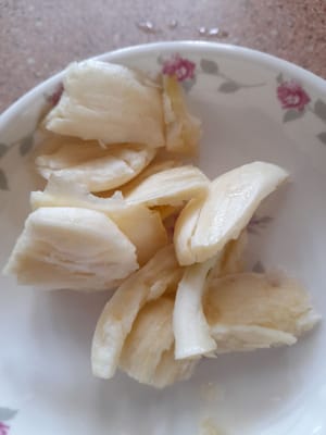 Ajo machacado grueso y cebolletas lavadas