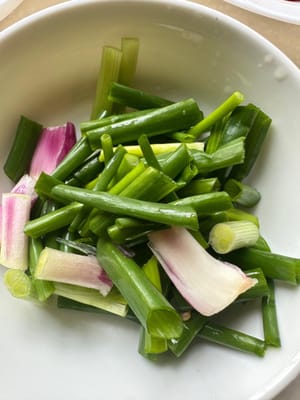 Bereiten Sie in der Zwischenzeit das Gemüse wie abgebildet vor.