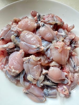 Zuerst die Ochsenfrösche gründlich waschen und die Füße entfernen.