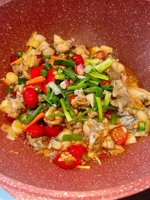 Zum Schluss die Frühlingszwiebeln dazugeben und unter Rühren anbraten, bis alles gut vermischt ist.