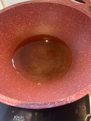 Die Ochsenfrösche in einer erhitzten Pfanne unter Rühren braten, bis sie zu 80 % gar sind. Anschließend auf einem Teller beiseite stellen.