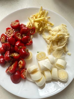 Bereiten Sie in der Zwischenzeit das Gemüse wie abgebildet vor.