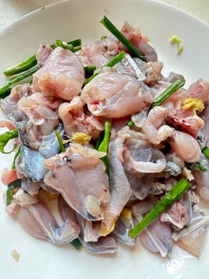 Anschließend 10 Minuten mit den benötigten Zutaten marinieren.