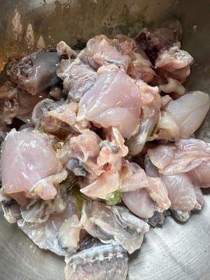 Anschließend Ingwer und Frühlingszwiebeln von den Ochsenfröschen entfernen und diese mit den benötigten Gewürzen ein zweites Mal marinieren. Beiseite stellen.