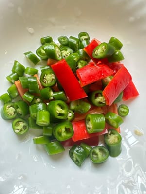 Bereiten Sie in der Zwischenzeit das Gemüse wie abgebildet vor.