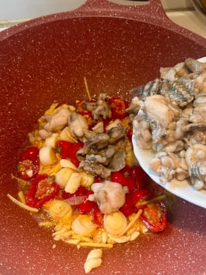 Die Ochsenfrösche hinzufügen und weiterbraten.