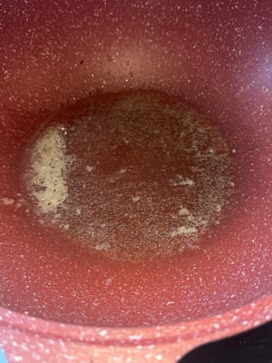 Anschließend in derselben Pfanne die eingelegten Chilischoten, den Lauch, den Knoblauch und den Ingwer hinzufügen. Unter Rühren anbraten, bis es duftet.