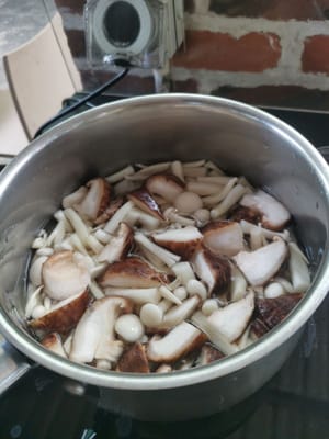 dann (die Pilze 1 Minute kochen)