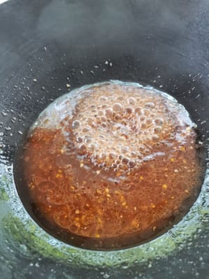 dann (flüssige Hühnerbrühe) hinzufügen und warten, bis es kocht