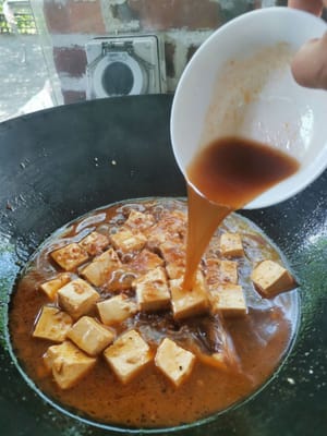 Anschließend die Gewürze (Austernsauce, Zucker, Pfeffer und Salz) hinzufügen und umrühren.