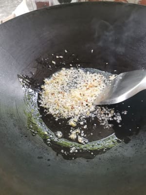Bereiten Sie eine Bratpfanne vor, gießen Sie Öl hinein, warten Sie, bis das Öl heiß ist, und geben Sie dann Knoblauch und Ingwer hinzu