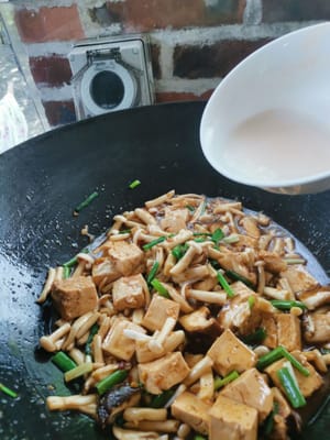 然後放入菅、木薯粉水