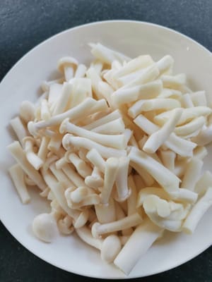 Die Pilze in Stücke (2 cm) oder je nach Geschmack schneiden
