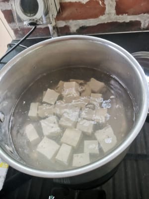 Dann den Tofu 1 Minute kochen lassen
