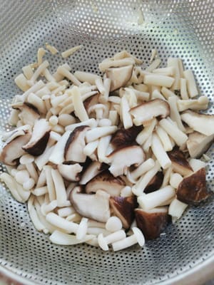 dann (herausheben und abtropfen lassen)