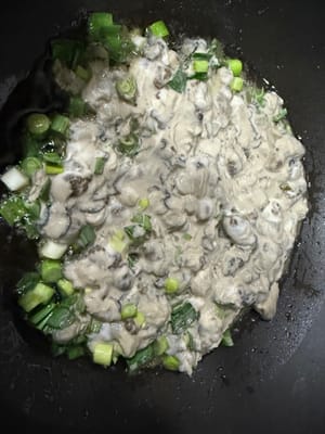 鍋里放少許油，把攪拌好的蠔仔放入鍋中，攤平（最好用不粘鍋）