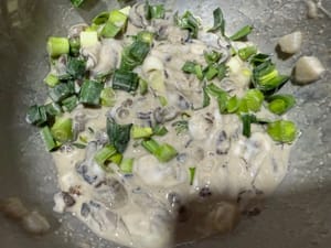 Aggiungere le ostriche all'amido di patate dolci, all'acqua, al pollo in polvere e al pepe e mescolare bene.