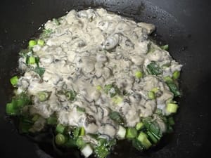 Mettete un po' d'olio nella padella, adagiatevi le ostriche mescolate e stendetele bene (è meglio usare una padella antiaderente)