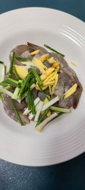 새우 껍질을 벗기고 파, 생강, 요리용 술, 소금을 약간 넣고 10분간 재워둡니다.