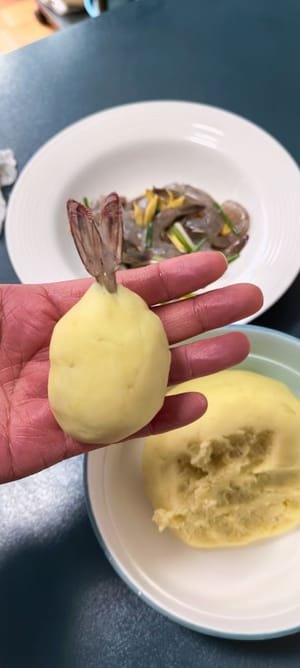 고기 한 조각을 새우 주위에 감싸 원하는 모양으로 만드세요.