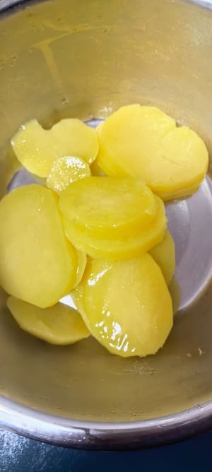 찐 감자를 비닐봉지로 덮은 병에 넣고 으깨세요.