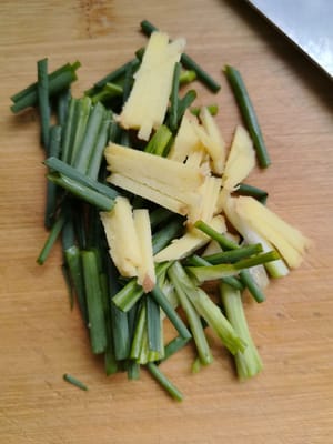 생강은 채 썰고, 파는 적당한 크기로 썰어주세요.