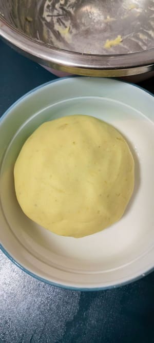 옥수수 전분 2큰술과 소금 2g을 넣고 손에 달라붙지 않는 반죽이 될 때까지 반죽합니다.