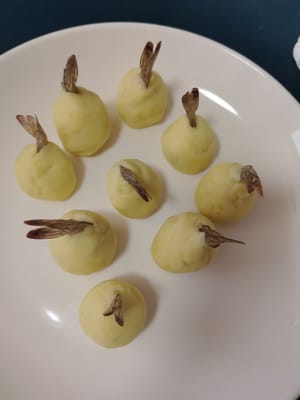 먼저 달걀물을 액체에 담그세요.