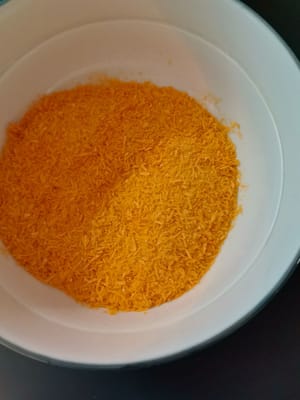 바삭한 빵가루를 골고루 묻혀주세요.