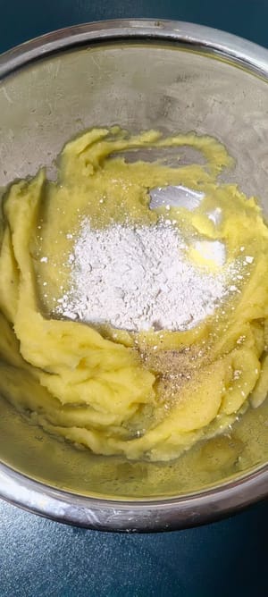 옥수수 전분 2큰술과 소금 2g을 넣고 손에 달라붙지 않는 반죽이 될 때까지 반죽합니다.