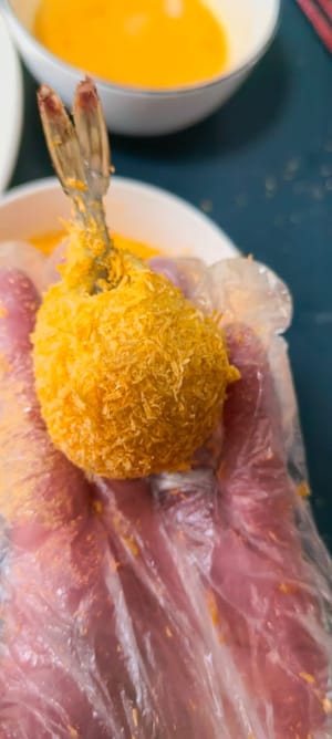 바삭한 빵가루를 골고루 묻혀주세요.