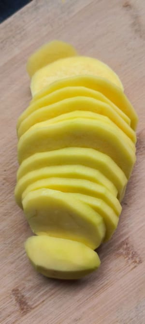 감자를 두툼하게 썰어 15분간 쪄주세요.