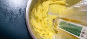 찐 감자를 비닐봉지로 덮은 병에 넣고 으깨세요.