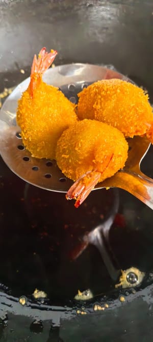 요리 완료! 이 레스토랑의 대표 메뉴인 황금새우볼을 집에서도 쉽게 만들 수 있습니다.