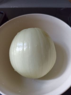 Zwiebel schälen und waschen.