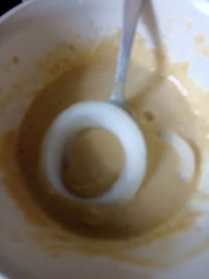 Tauchen Sie die Zwiebel in den feuchten Teig