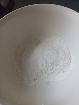 Gebt 50 g gewürztes Mehl in die Schüssel, dieses Mehl ist bereits gewürzt, Leute.