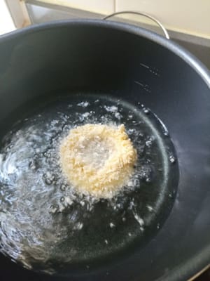 Sobald das Öl heiß ist, die Zwiebeln einzeln bei schwacher Hitze hinzufügen und anbraten. Sie verbrennen leicht, da die Zwiebel süß ist.