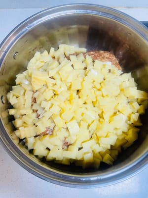 Mescolare l'aspic e i cipollotti tritati con la carne macinata. Un rapporto 1:1 tra aspic e carne macinata è perfetto. Senza aspic, è solo carne macinata normale; con esso, diventa una versione ripiena di zuppa, che trabocca di succo a ogni boccone, incredibilmente deliziosa!