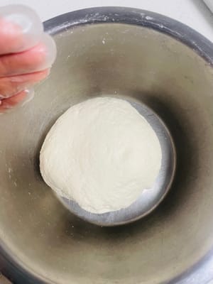 Aggiungere 300 g di farina e 50 g di amido di mais, mescolare bene, versare l'acqua di lievito preparata e impastare fino a ottenere un impasto liscio. Questa combinazione di impasto semi-fermentato e amido di mais garantisce che, anche se i panini si raffreddano e vengono riscaldati, la crosta rimarrà morbida e non dura come una pietra.

Lasciate lievitare l'impasto in un luogo caldo a circa 30 °C fino al raddoppio del volume. In inverno, potete mettere l'impasto in forno con una ciotola di acqua calda accanto, oppure posizionarlo direttamente accanto a un termosifone; assicuratevi solo che non congeli.