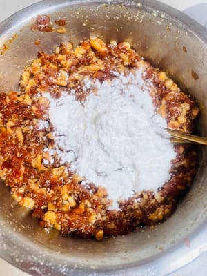 Aggiungere la salsa di soia leggera e la salsa di ostriche e continuare a mescolare nella stessa direzione fino a quando il composto non diventa appiccicoso. Quindi aggiungere un po' di fecola di patate e mescolare finché una bacchetta inserita non cade. Infine, condire con 30 g di olio di sesamo o di cipollotto. L'aroma sarà così invitante che i vostri vicini busseranno alla porta!