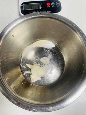 In una ciotola, mescolate 3 g di sale, 5 g di zucchero, 20 g di strutto e circa 40 g di acqua tiepida, mescolando bene. Una volta che l'acqua si è raffreddata a una temperatura non troppo calda al tatto (circa 30 gradi Celsius), aggiungete 1 g di lievito. Non usate acqua bollente, perché ucciderebbe il lievito e l'impasto non lieviterebbe!