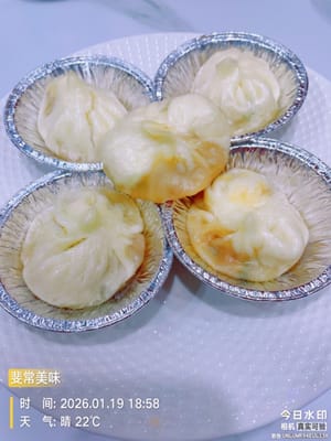 mettete i panini in una vaporiera, aggiungete acqua calda e lasciateli lievitare per 10 minuti (poiché si tratta di un impasto semi-fermentato, la seconda lievitazione li rende più morbidi). Dopo che l'acqua bolle, cuoceteli a fuoco vivo per 12 minuti, quindi spegnete il fuoco e lasciateli riposare per 3 minuti prima di aprire il coperchio. È normale che questi ravioli si restringano con il calo della temperatura.

Consumate i panini appena cotti al vapore finché sono caldi. Rilasceranno succo quando li infilzerete delicatamente con le bacchette: fate attenzione, vi scotteranno la bocca! L'impasto semi-fermentato non è facile da modellare come quello non fermentato, quindi una leggera deformazione dopo la cottura a vapore è normale e non ne altera il sapore!