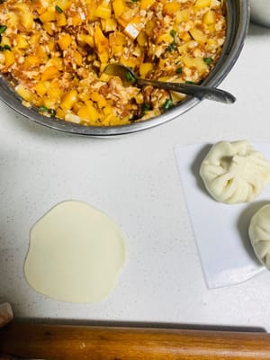 Prendete un pezzo di impasto, metteteci dentro un cucchiaio abbondante di ripieno di carne, pizzicatelo formando delle pieghe come se fosse un panino e chiudetelo bene per evitare che l'aspic fuoriesca.