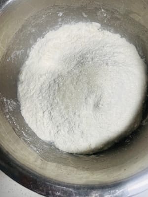 Aggiungere 300 g di farina e 50 g di amido di mais, mescolare bene, versare l'acqua di lievito preparata e impastare fino a ottenere un impasto liscio. Questa combinazione di impasto semi-fermentato e amido di mais garantisce che, anche se i panini si raffreddano e vengono riscaldati, la crosta rimarrà morbida e non dura come una pietra.

Lasciate lievitare l'impasto in un luogo caldo a circa 30 °C fino al raddoppio del volume. In inverno, potete mettere l'impasto in forno con una ciotola di acqua calda accanto, oppure posizionarlo direttamente accanto a un termosifone; assicuratevi solo che non congeli.