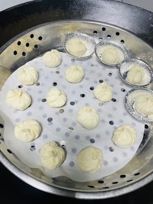 mettete i panini in una vaporiera, aggiungete acqua calda e lasciateli lievitare per 10 minuti (poiché si tratta di un impasto semi-fermentato, la seconda lievitazione li rende più morbidi). Dopo che l'acqua bolle, cuoceteli a fuoco vivo per 12 minuti, quindi spegnete il fuoco e lasciateli riposare per 3 minuti prima di aprire il coperchio. È normale che questi ravioli si restringano con il calo della temperatura.

Consumate i panini appena cotti al vapore finché sono caldi. Rilasceranno succo quando li infilzerete delicatamente con le bacchette: fate attenzione, vi scotteranno la bocca! L'impasto semi-fermentato non è facile da modellare come quello non fermentato, quindi una leggera deformazione dopo la cottura a vapore è normale e non ne altera il sapore!