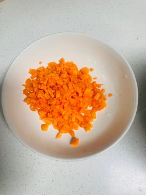 Tritate finemente le carote e mettetele da parte. Aggiungerle serve principalmente per integrare le vitamine e anche per rendere la zuppa più gradevole alla vista; potete ometterle se preferite.